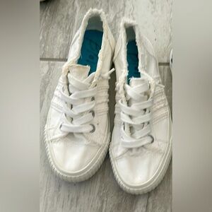 White Blowfish Sneakers in Women's 6.5.